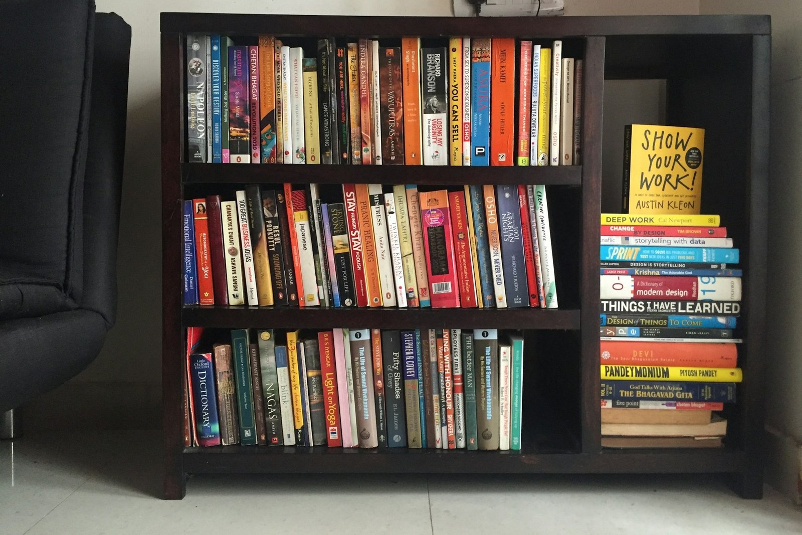 Hohes Bücherregal steht leicht schief auf einem Boden