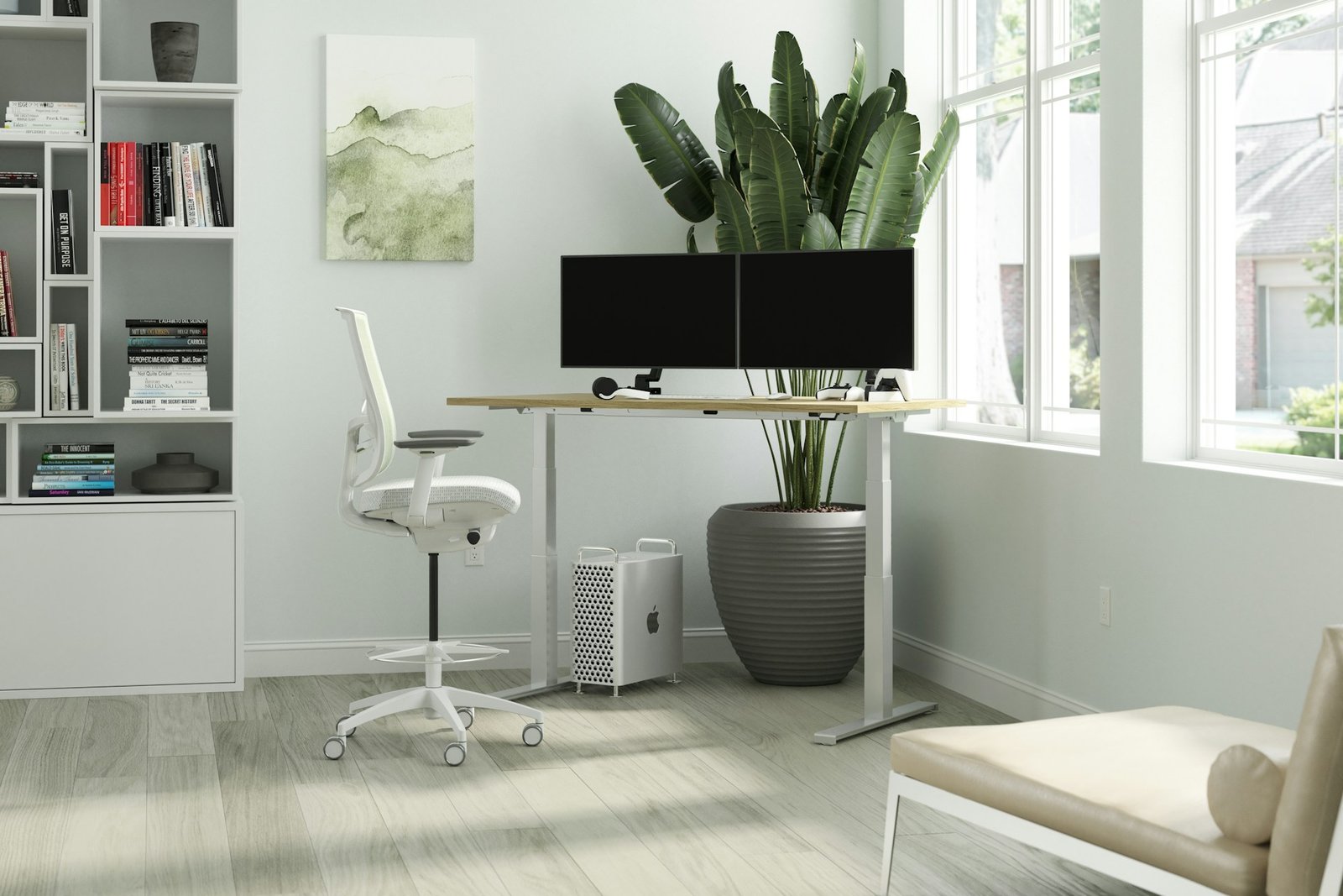 Höhenverstellbarer Schreibtisch mit Monitor steht leicht instabil