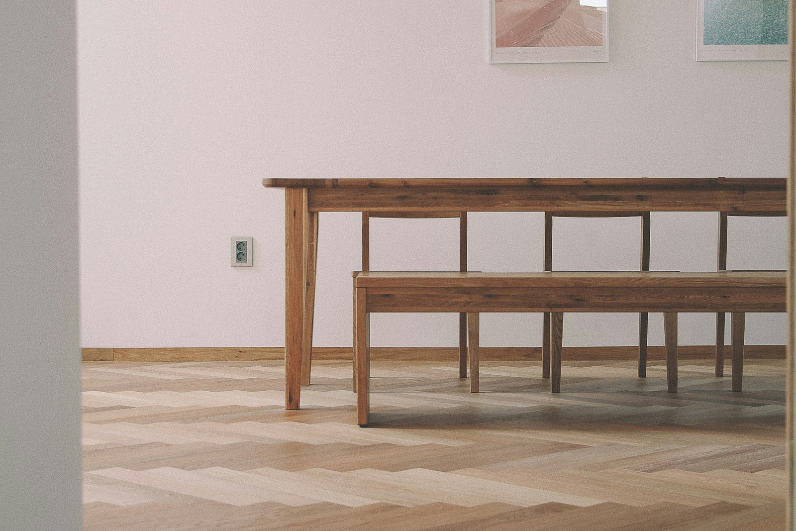 Tisch und Stuhl stehen stabil auf einem Boden