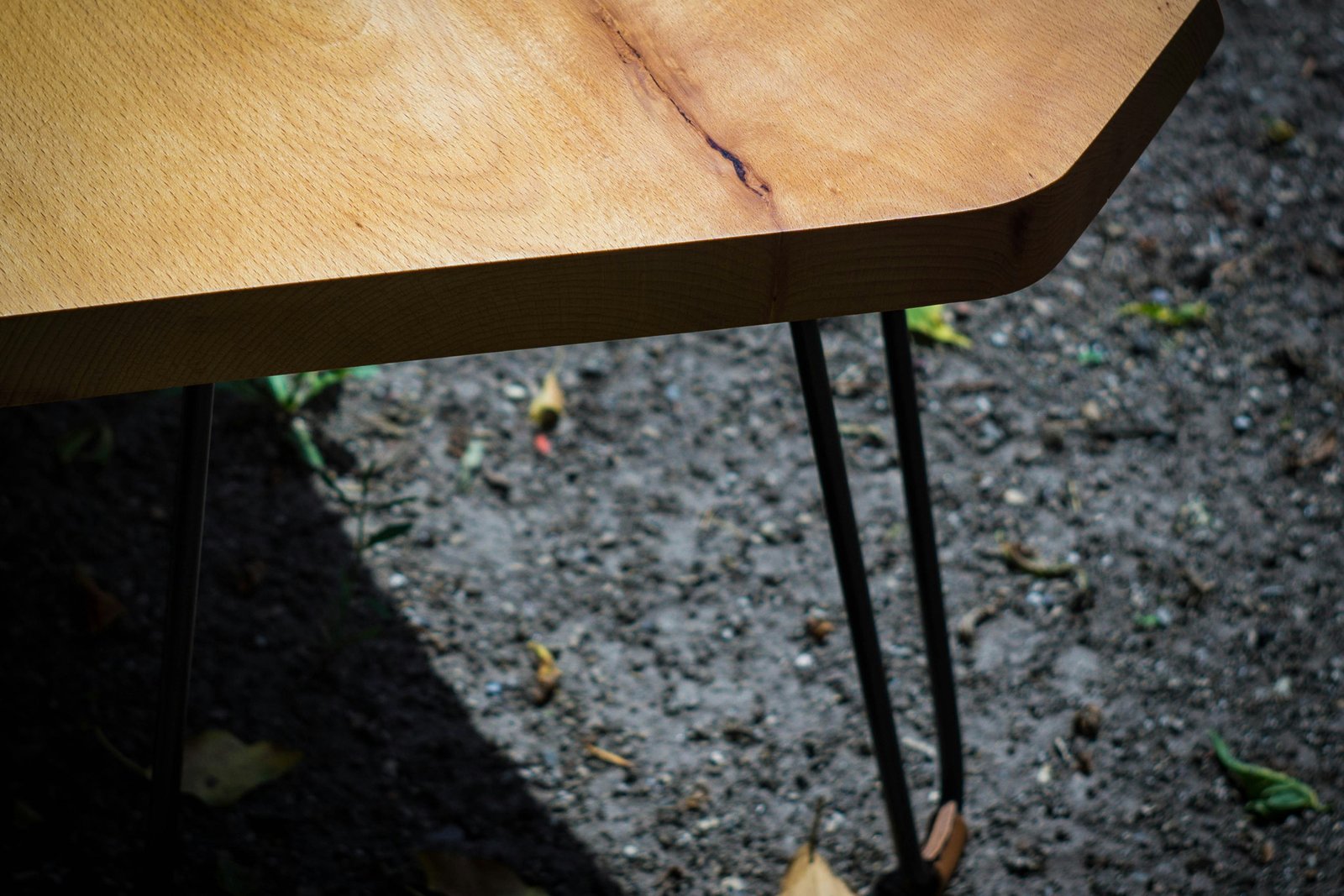Holztisch steht auf einem leicht unebenen Boden