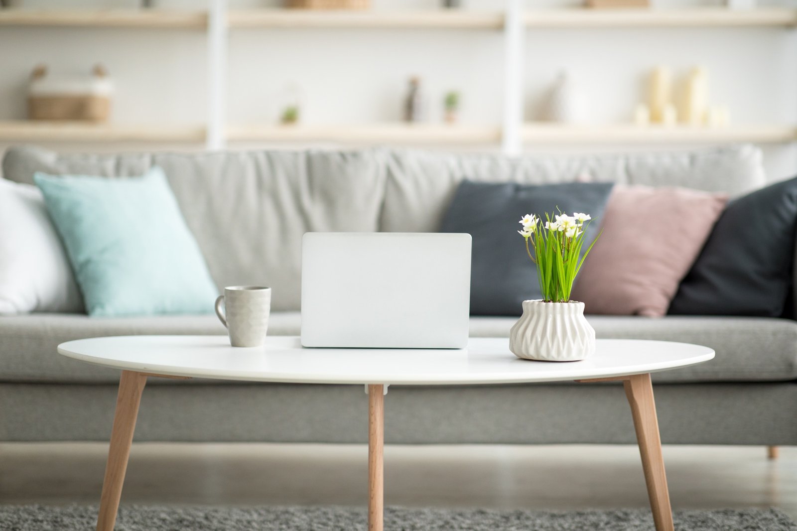 Wackelnder Couchtisch im Wohnzimmer