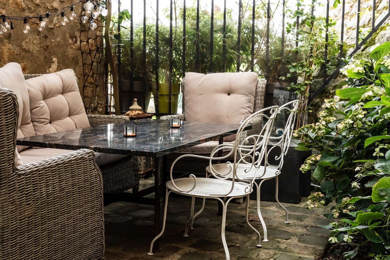 Wackelnder Gartentisch auf Terrasse